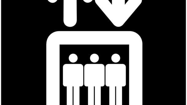 Piktogramm eines Fahrstuhls: Ein weißes Quadrat vor schwarzem Hintergrund, darin stehen drei Strichmännchen Schulter an Schulter. Über dem Quadrat sind zwei weiße Pfeile nebeneinander, von denen einer nach oben und der andere nach unten zeigt.
