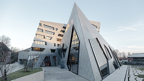 DasBild zeigt das Zentralgebäudes der Leuphana Universität Lüneburg, das von Daniel Libeskind entworfen wurde.